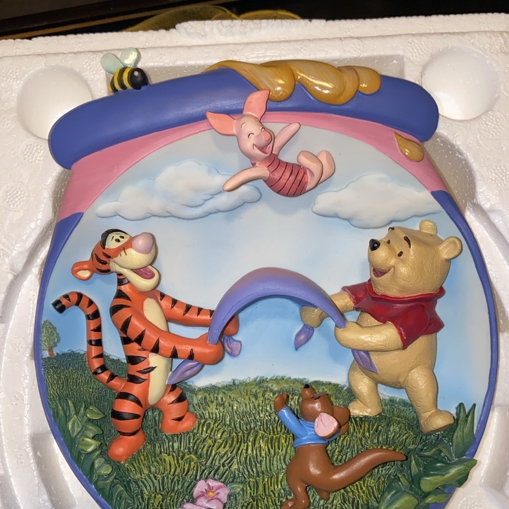 Discontinued 3D Winnie the Pooh collectors plate - Picture 4 of 6
